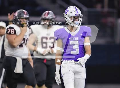 Thumbnail 3 in West vs. Mount Vernon (UIL Class 3A Division I Regional Final) photogallery.