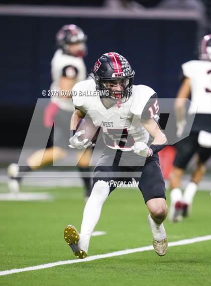 Thumbnail 2 in West vs. Mount Vernon (UIL Class 3A Division I Regional Final) photogallery.