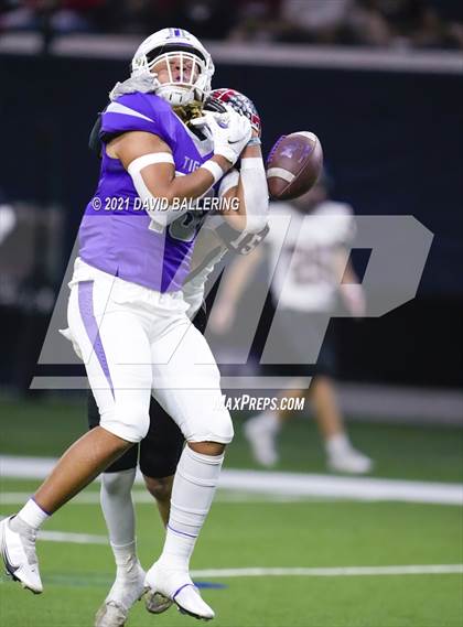 Thumbnail 2 in West vs. Mount Vernon (UIL Class 3A Division I Regional Final) photogallery.