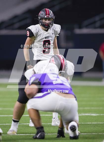 Thumbnail 1 in West vs. Mount Vernon (UIL Class 3A Division I Regional Final) photogallery.