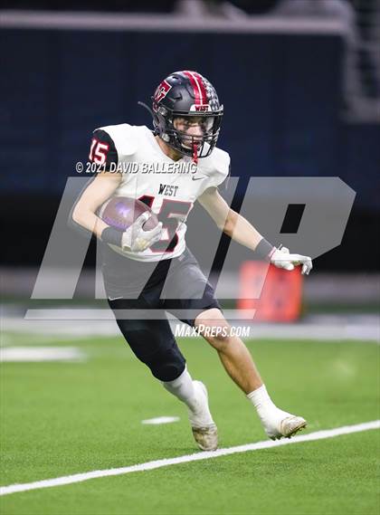 Thumbnail 1 in West vs. Mount Vernon (UIL Class 3A Division I Regional Final) photogallery.