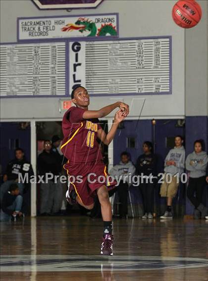 Thumbnail 3 in Edison vs. Sacramento (St. Hope Classic) photogallery.