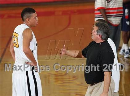 Thumbnail 2 in Bishop O'Dowd vs. Leuzinger (MaxPreps Holiday Classic) photogallery.