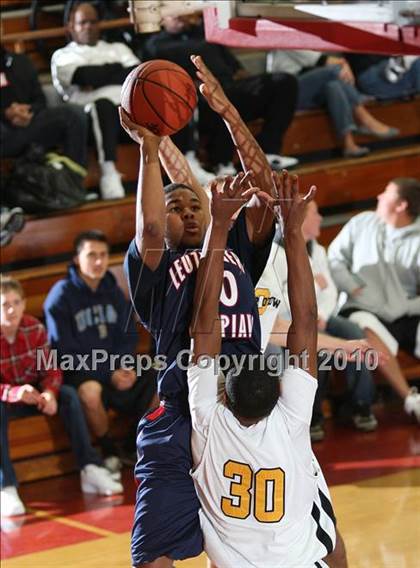 Thumbnail 3 in Bishop O'Dowd vs. Leuzinger (MaxPreps Holiday Classic) photogallery.