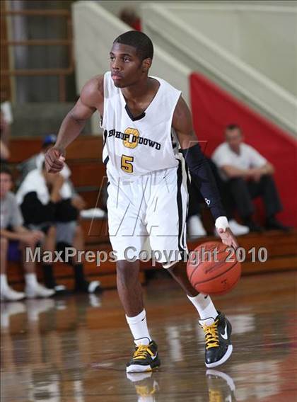 Thumbnail 2 in Bishop O'Dowd vs. Leuzinger (MaxPreps Holiday Classic) photogallery.