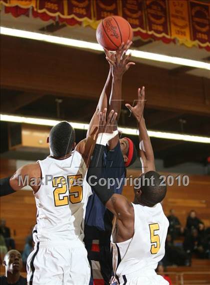Thumbnail 3 in Bishop O'Dowd vs. Leuzinger (MaxPreps Holiday Classic) photogallery.