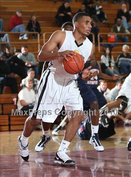 Thumbnail 1 in Bishop O'Dowd vs. Leuzinger (MaxPreps Holiday Classic) photogallery.