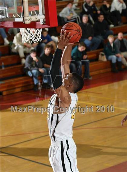 Thumbnail 2 in Bishop O'Dowd vs. Leuzinger (MaxPreps Holiday Classic) photogallery.
