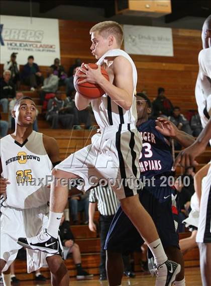 Thumbnail 3 in Bishop O'Dowd vs. Leuzinger (MaxPreps Holiday Classic) photogallery.