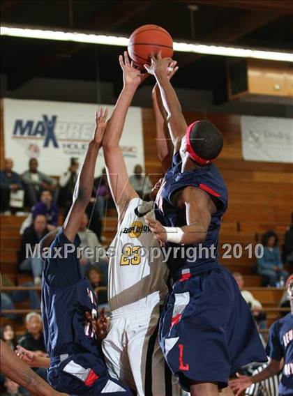 Thumbnail 3 in Bishop O'Dowd vs. Leuzinger (MaxPreps Holiday Classic) photogallery.