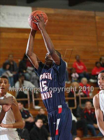 Thumbnail 1 in Bishop O'Dowd vs. Leuzinger (MaxPreps Holiday Classic) photogallery.