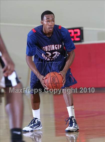 Thumbnail 1 in Bishop O'Dowd vs. Leuzinger (MaxPreps Holiday Classic) photogallery.