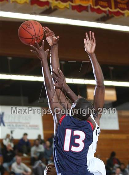 Thumbnail 2 in Bishop O'Dowd vs. Leuzinger (MaxPreps Holiday Classic) photogallery.
