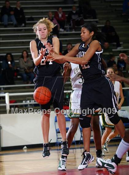 Thumbnail 1 in Clear Creek vs Cy Falls (McDonalds Texas Invitational) photogallery.