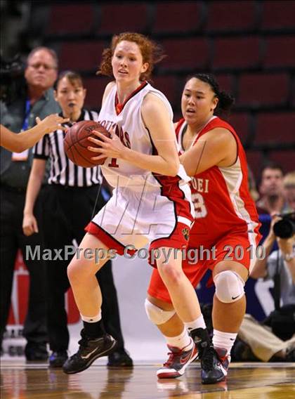 Thumbnail 3 in Carondelet vs. Mater Dei (CIF State D2 Final) photogallery.