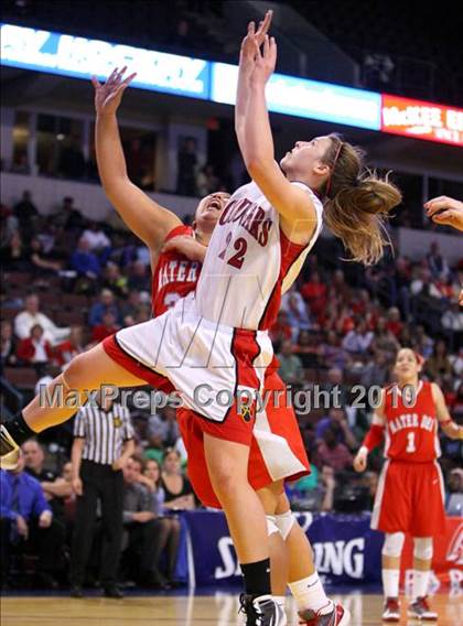 Thumbnail 2 in Carondelet vs. Mater Dei (CIF State D2 Final) photogallery.