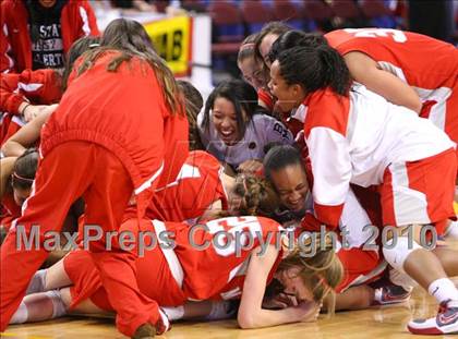 Thumbnail 3 in Carondelet vs. Mater Dei (CIF State D2 Final) photogallery.