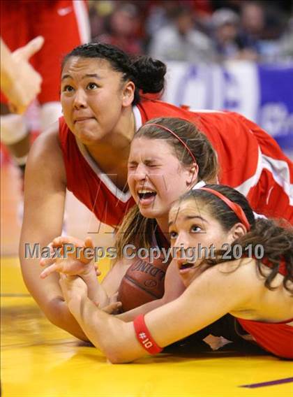 Thumbnail 3 in Carondelet vs. Mater Dei (CIF State D2 Final) photogallery.