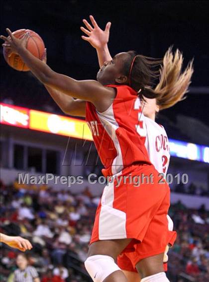 Thumbnail 3 in Carondelet vs. Mater Dei (CIF State D2 Final) photogallery.