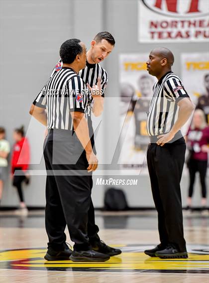 Thumbnail 1 in Jefferson vs. Hooks (UIL 3A Region Quarterfinal Playoff) photogallery.