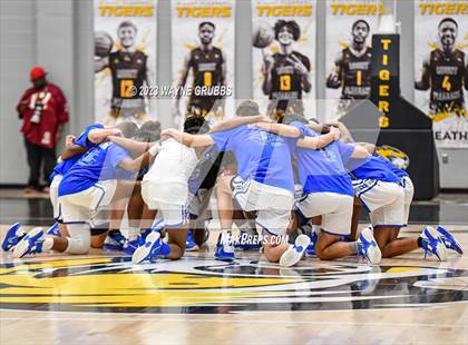 Thumbnail 2 in Jefferson vs. Hooks (UIL 3A Region Quarterfinal Playoff) photogallery.