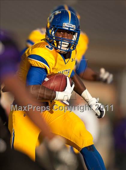 Thumbnail 2 in Oscar Smith vs. Battlefield (VHSL Division 6 AAA Semifinal) photogallery.
