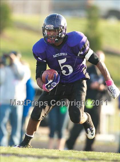 Thumbnail 3 in Oscar Smith vs. Battlefield (VHSL Division 6 AAA Semifinal) photogallery.