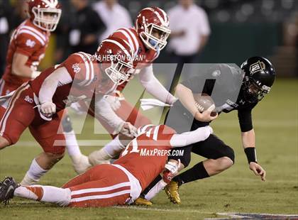 Thumbnail 2 in Servite vs. Mater Dei photogallery.