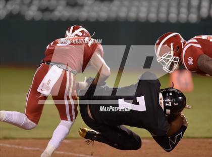 Thumbnail 3 in Servite vs. Mater Dei photogallery.