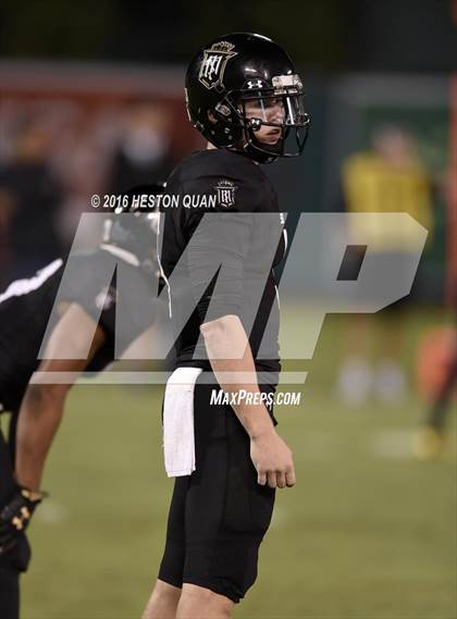 Thumbnail 2 in Servite vs. Mater Dei photogallery.