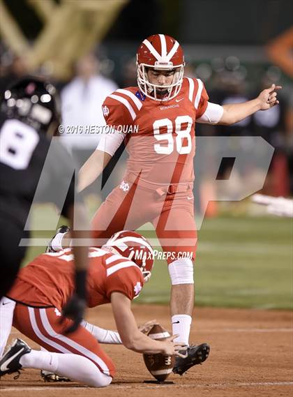 Thumbnail 3 in Servite vs. Mater Dei photogallery.