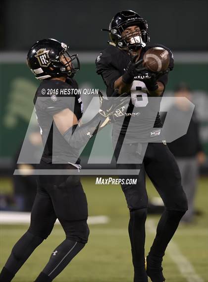 Thumbnail 2 in Servite vs. Mater Dei photogallery.