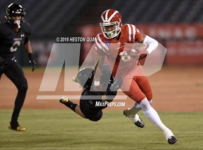 Thumbnail 3 in Servite vs. Mater Dei photogallery.