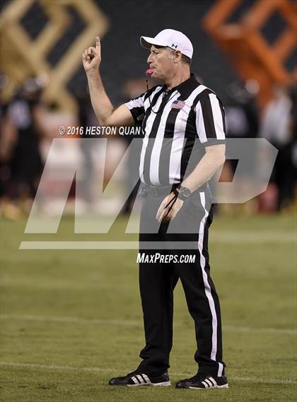 Thumbnail 2 in Servite vs. Mater Dei photogallery.