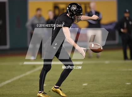 Thumbnail 3 in Servite vs. Mater Dei photogallery.
