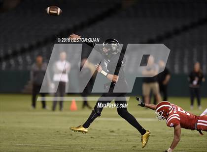 Thumbnail 3 in Servite vs. Mater Dei photogallery.