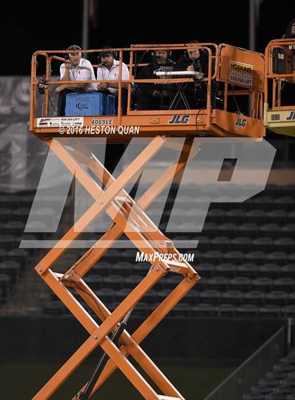 Thumbnail 3 in Servite vs. Mater Dei photogallery.