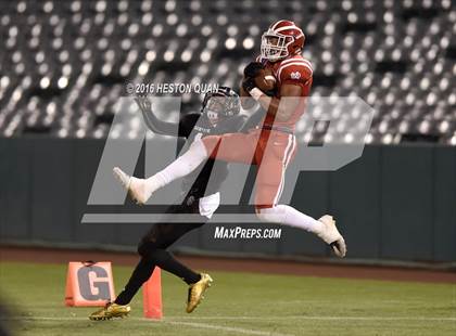 Thumbnail 3 in Servite vs. Mater Dei photogallery.