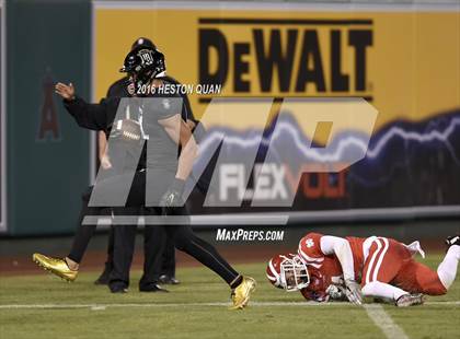 Thumbnail 2 in Servite vs. Mater Dei photogallery.