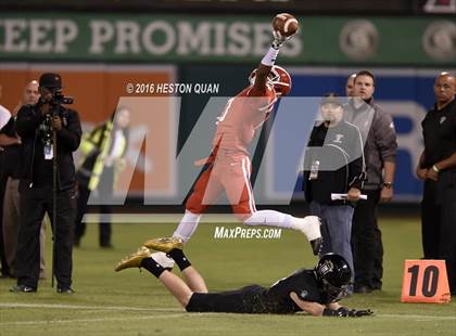 Thumbnail 3 in Servite vs. Mater Dei photogallery.