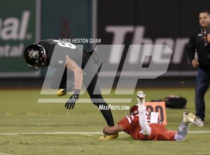 Thumbnail 2 in Servite vs. Mater Dei photogallery.