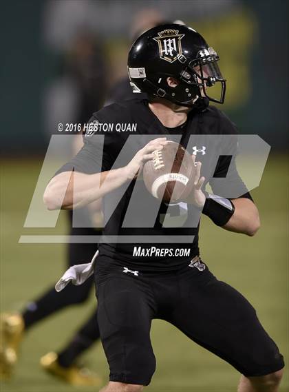 Thumbnail 3 in Servite vs. Mater Dei photogallery.