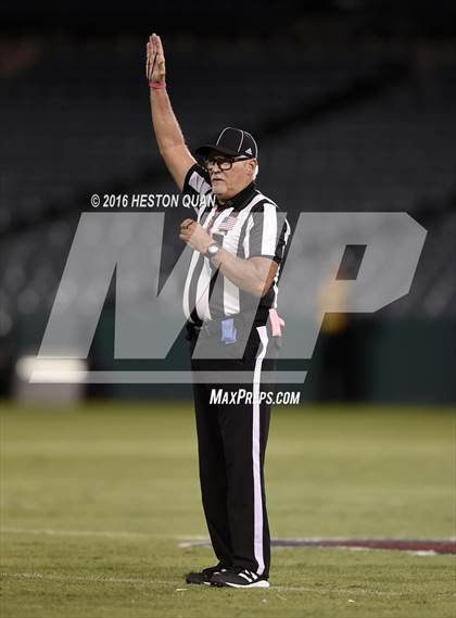 Thumbnail 2 in Servite vs. Mater Dei photogallery.