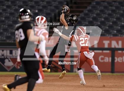 Thumbnail 3 in Servite vs. Mater Dei photogallery.