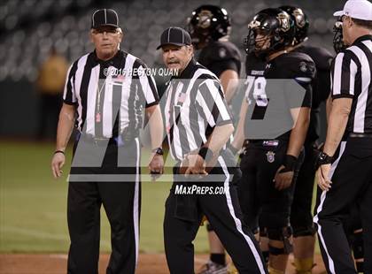 Thumbnail 3 in Servite vs. Mater Dei photogallery.