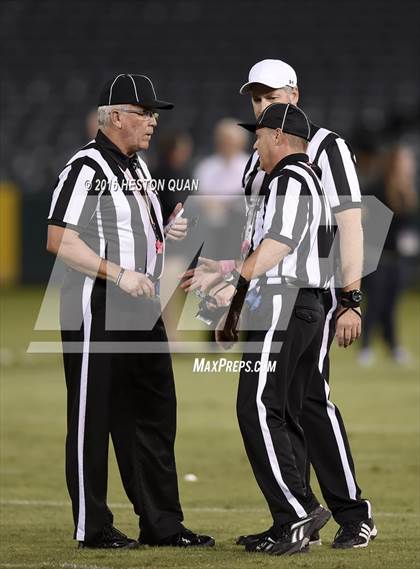 Thumbnail 3 in Servite vs. Mater Dei photogallery.