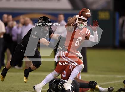 Thumbnail 3 in Servite vs. Mater Dei photogallery.
