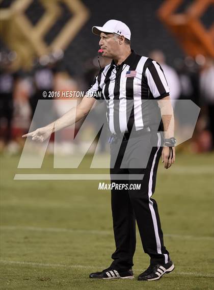 Thumbnail 3 in Servite vs. Mater Dei photogallery.
