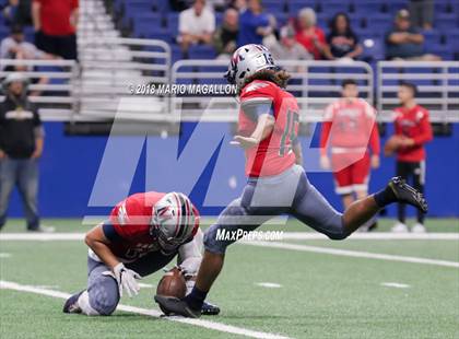Thumbnail 3 in Veterans Memorial vs Veterans Memorial (UIL 5A Region Playoff) photogallery.