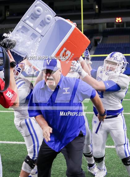 Thumbnail 2 in Veterans Memorial vs Veterans Memorial (UIL 5A Region Playoff) photogallery.